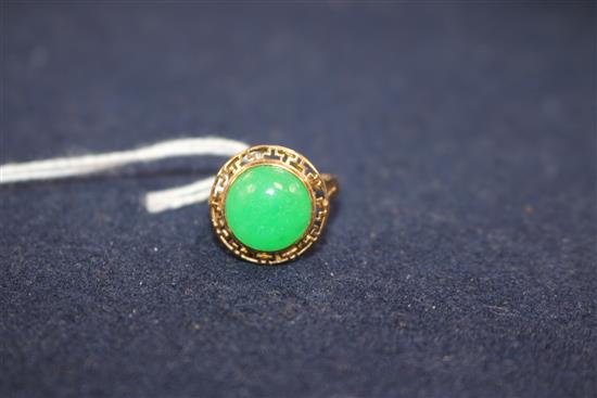 A 10K gold and jade cabochon ring, a pinchbeck and amethyst fob seal and sundries,